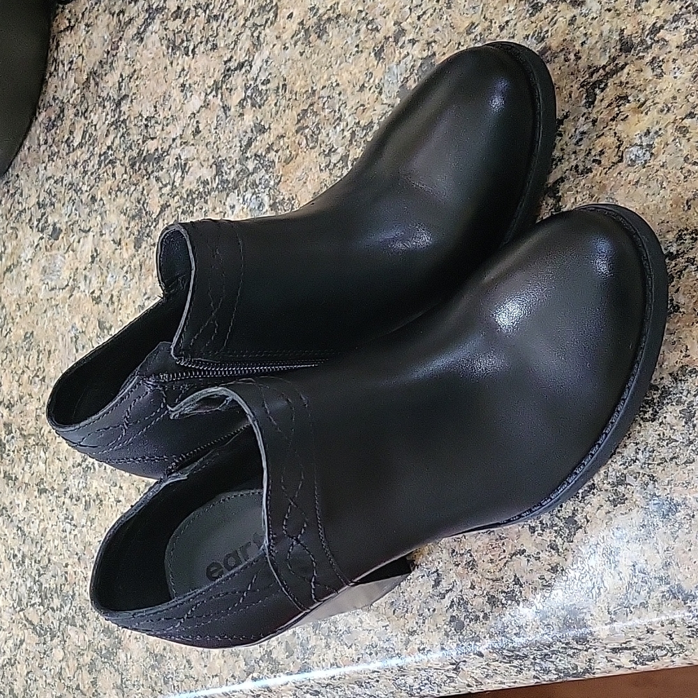 Black Earth women's shoes. Sz 8